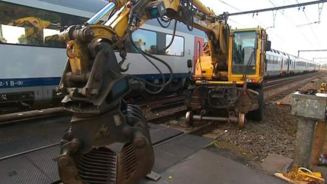 Kraanmachinist gewond na botsing met trein