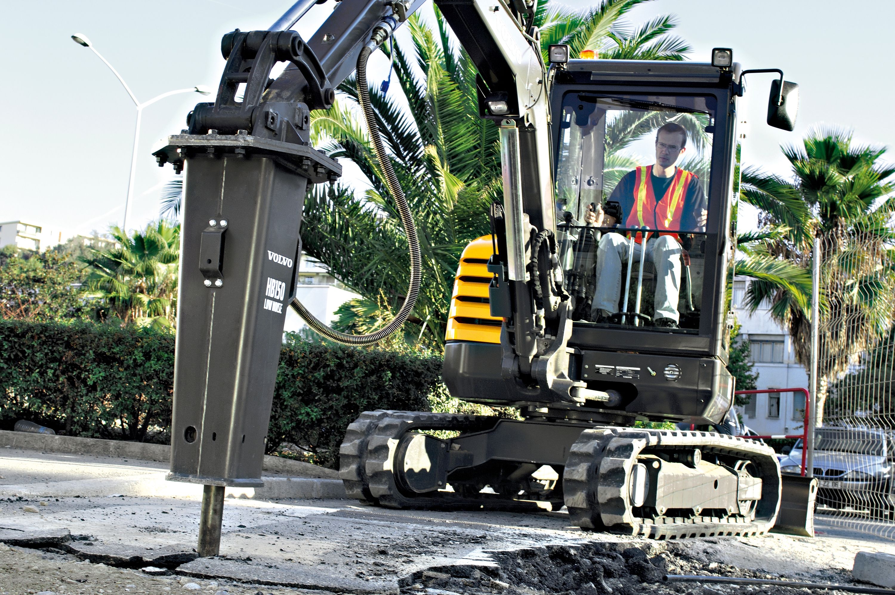 Graafmachine werken met voorzetapparatuur