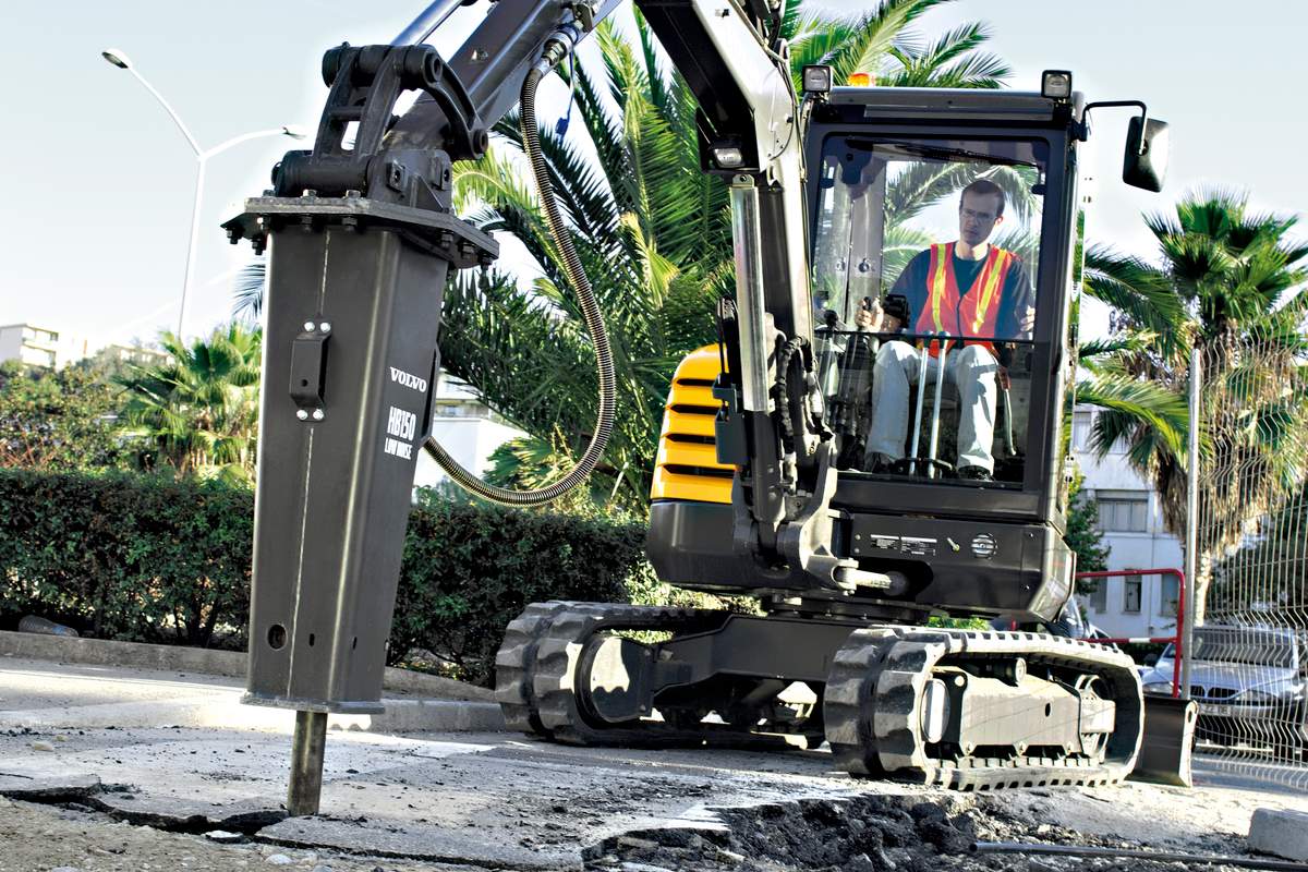 Graafmachine werken met voorzetapparatuur