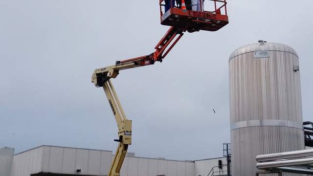 Arbeider gekneld tussen hoogwerker en brug