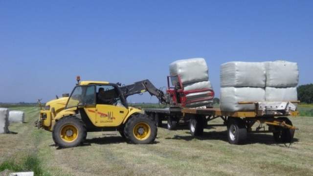 Zwaargewond geklemd tussen balenklem van heftruck
